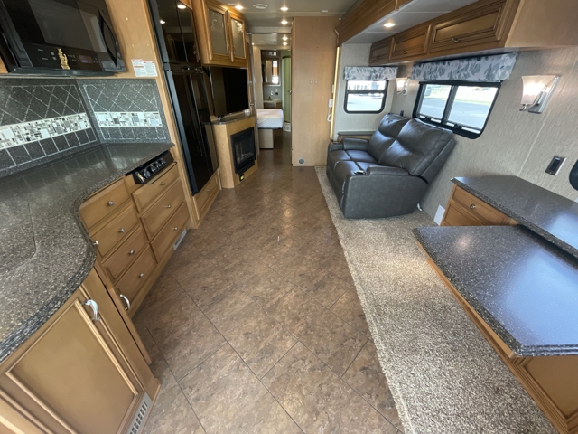 2015 Newmar Canyon Star 3610 — photo 2 of 8