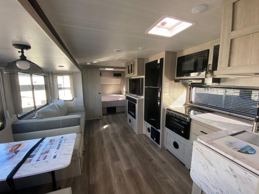 East To West Alta 3150KBH Camping World of London 2187107