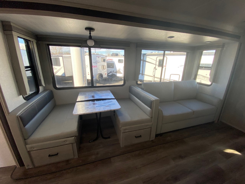 East To West Alta 3150KBH Camping World of London 2187107