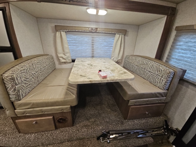 2022 Northwood Arctic Fox Camper 990 — photo 3 of 8
