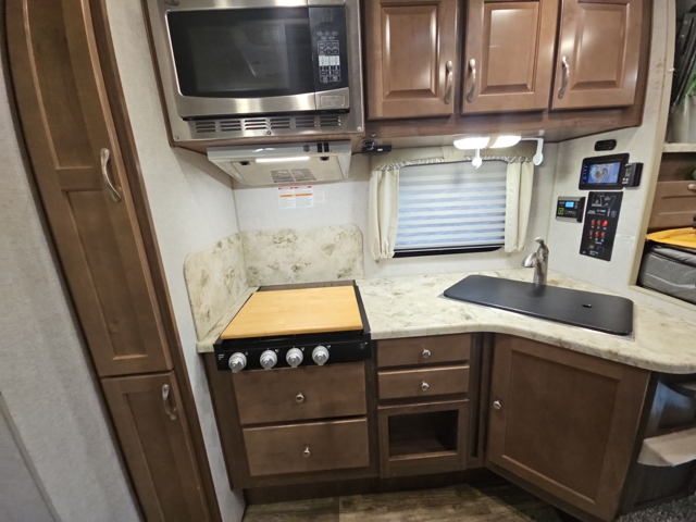2022 Northwood Arctic Fox Camper 990 — photo 4 of 8