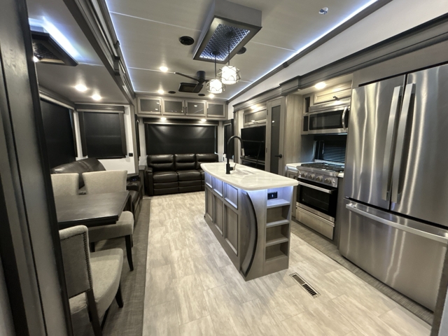 2023 Keystone Montana 3857BR — photo 6 of 8