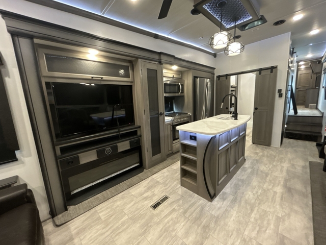 2023 Keystone Montana 3857BR — photo 4 of 8