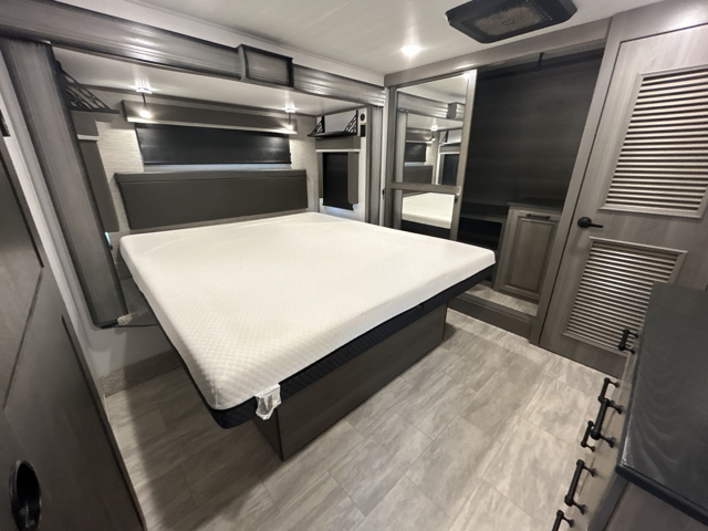 2023 Keystone Montana 3857BR — photo 7 of 8