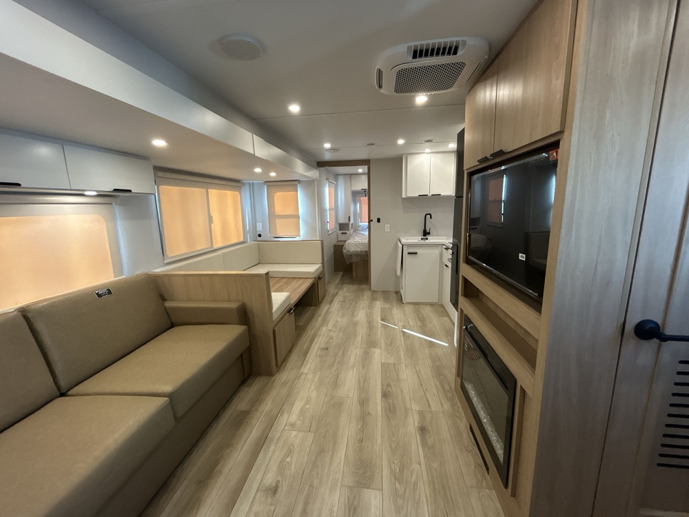 2026 Winnebago Thrive 28BHS — photo 4 of 8