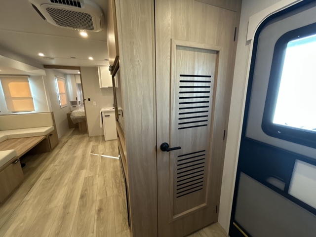 2026 Winnebago Thrive 28BHS — photo 7 of 8