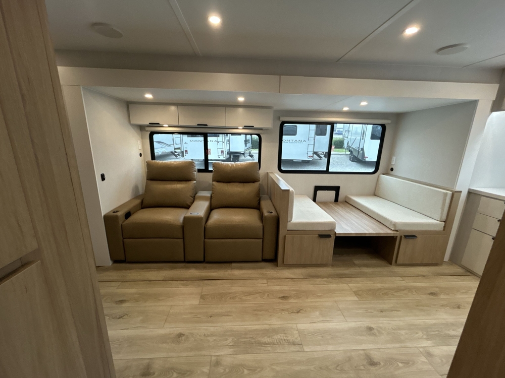 2026 Winnebago Thrive 26FKD — photo 4 of 8