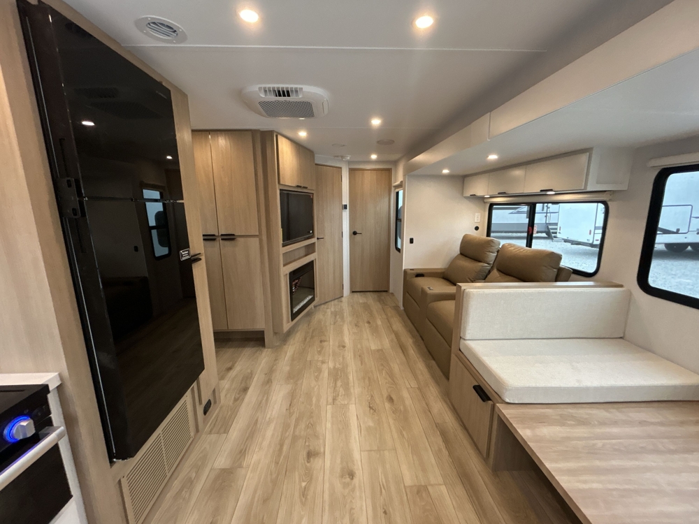 2026 Winnebago Thrive 26FKD — photo 5 of 8
