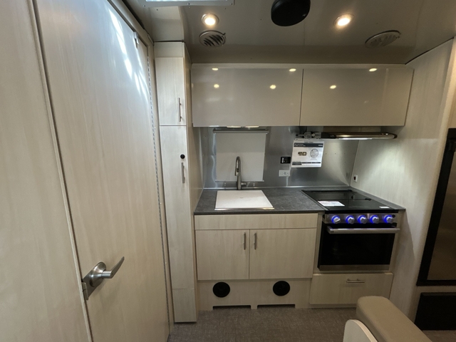 2021 Airstream Flying Cloud 23FB — photo 4 of 8