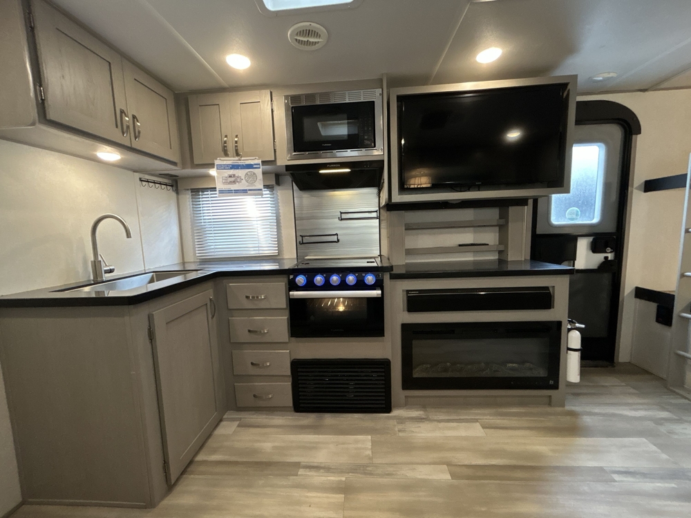 2023 Prime Time Tracer 25BHS — photo 6 of 8