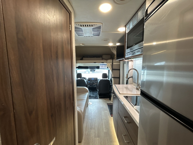 2020 Winnebago Navion 24V — photo 6 of 8