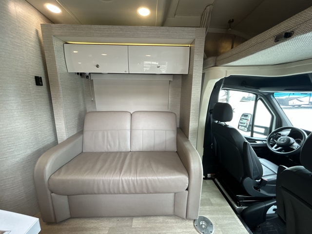 2020 Winnebago Navion 24V — photo 4 of 8