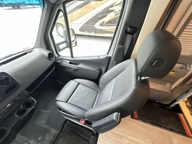 2020 Winnebago Navion 24V — photo 8 of 8