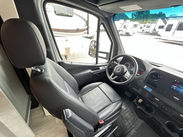 2020 Winnebago Navion 24V — photo 7 of 8