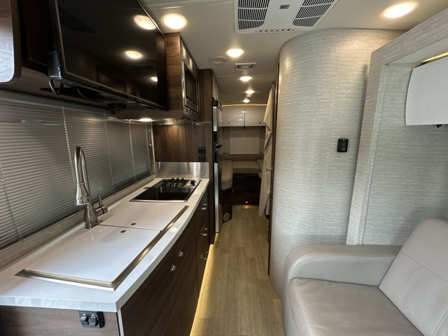 2020 Winnebago Navion 24V — photo 5 of 8