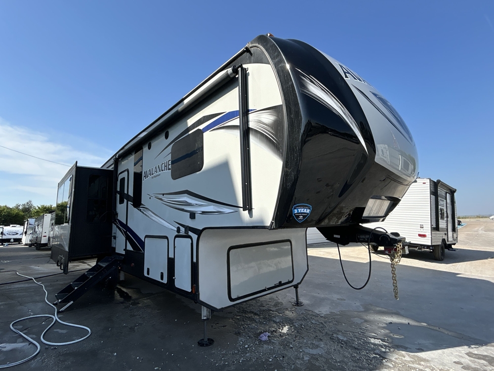 2018 Keystone Avalanche 300RE