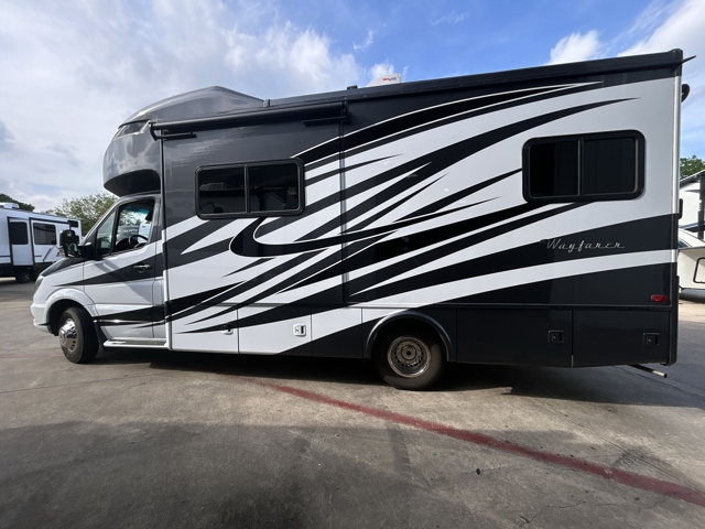 2017 Tiffin Wayfarer 24QW — photo 5 of 8