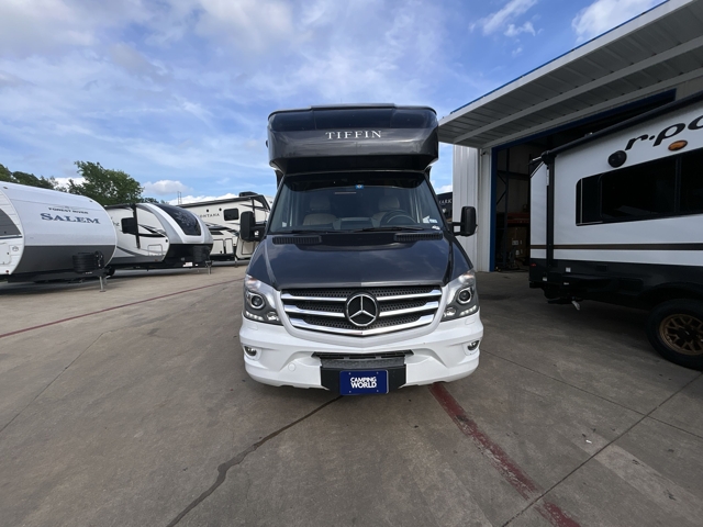 2017 Tiffin Wayfarer 24QW — photo 4 of 8