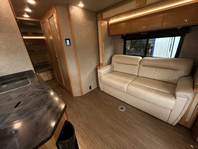 2017 Tiffin Wayfarer 24QW — photo 2 of 8