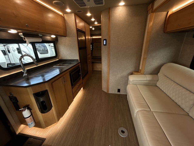 2017 Tiffin Wayfarer 24QW — photo 3 of 8