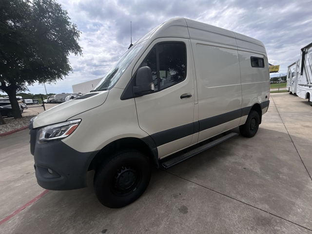 2023 Winnebago Adventure Wagon 44M — photo 5 of 8