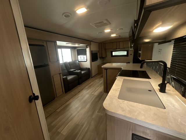 2022 Cruiser RV Radiance 21RB — photo 3 of 8