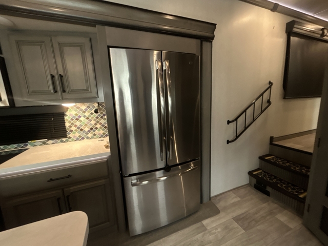 2021 Keystone Montana 3781RL — photo 8 of 8