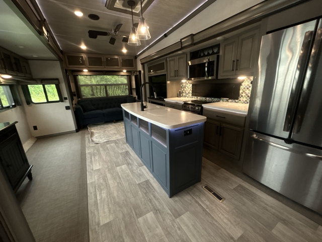 2021 Keystone Montana 3781RL — photo 3 of 8