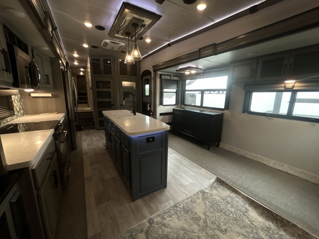 2021 Keystone Montana 3781RL — photo 4 of 8