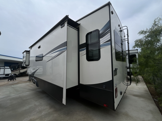 2021 Keystone Montana 3781RL — photo 7 of 8