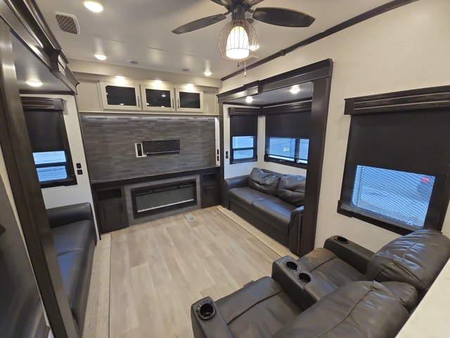 2021 Crossroads Redwood 4150RD — photo 3 of 8