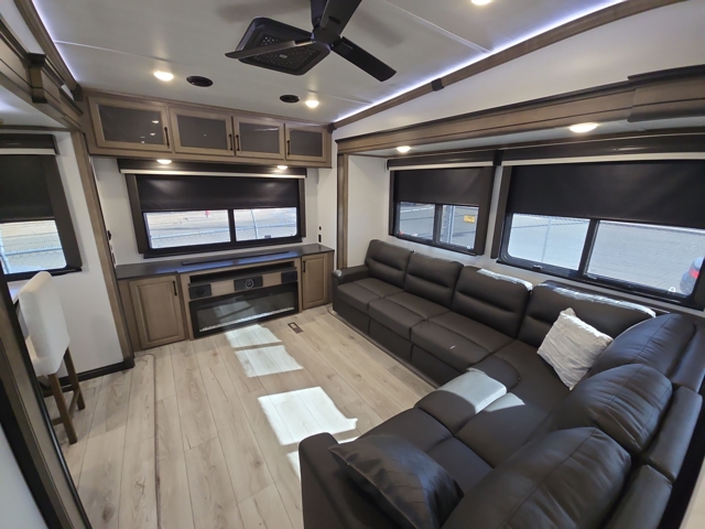 2024 Keystone Montana 3531RE — photo 3 of 8