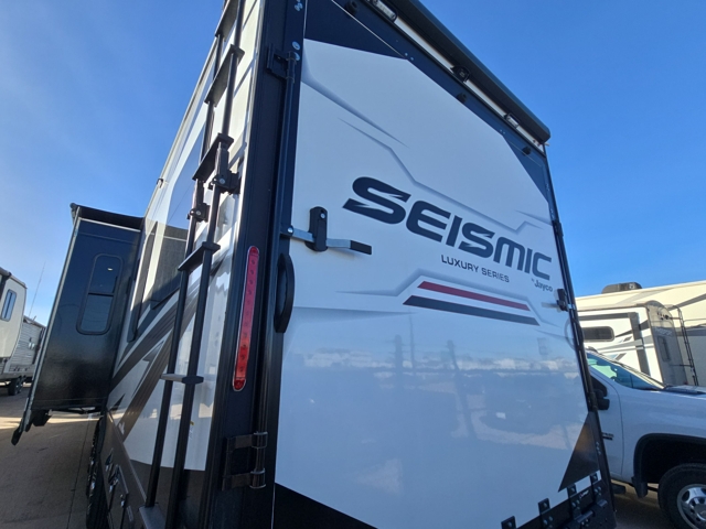 2025 Jayco Seismic Luxury 4113 — photo 8 of 8
