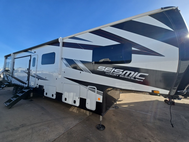 2025 Jayco Seismic Luxury 4113 — photo 6 of 8