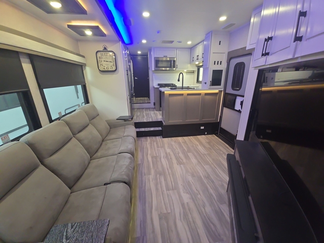 2025 Jayco Seismic Luxury 4113 — photo 3 of 8
