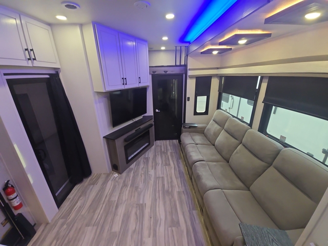 2025 Jayco Seismic Luxury 4113 — photo 4 of 8