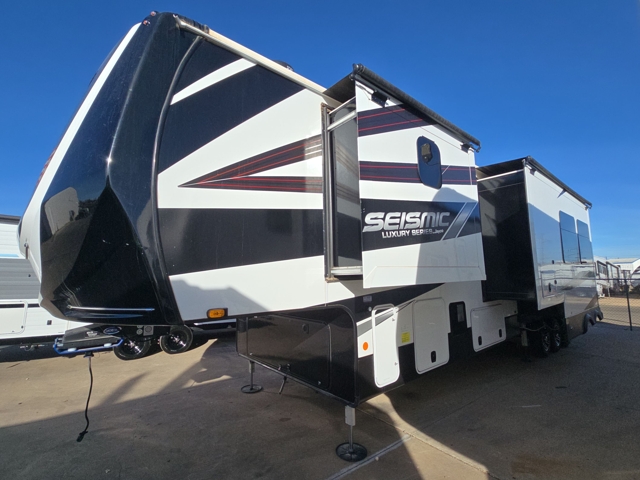 2025 Jayco Seismic Luxury 4113 — photo 7 of 8