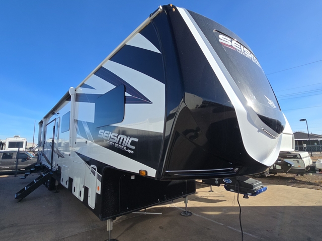 2025 Jayco Seismic Luxury 4113 — photo 1 of 8