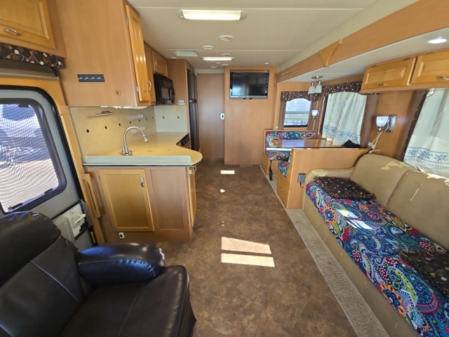 2011 Newmar Canyon Star 3411 — photo 3 of 8