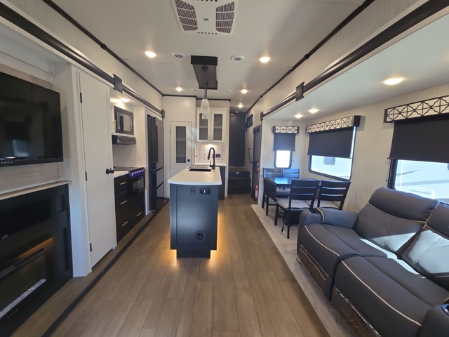 2022 Forest River Wildcat 333RLBS — photo 4 of 8