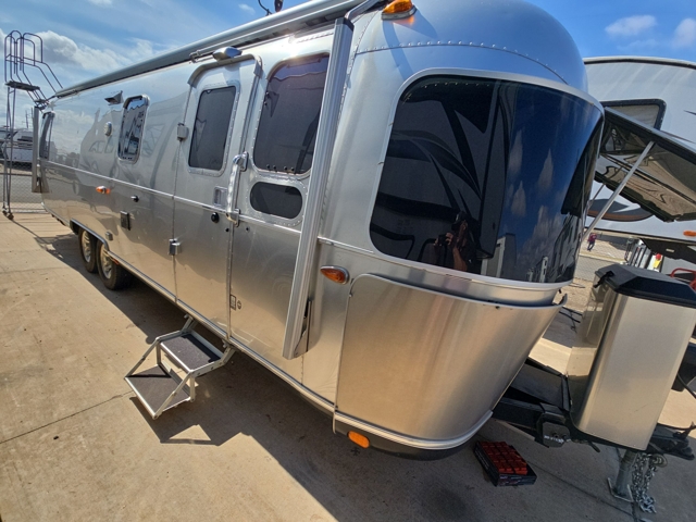 2018 Airstream Classic 30RB Queen — photo 6 of 8
