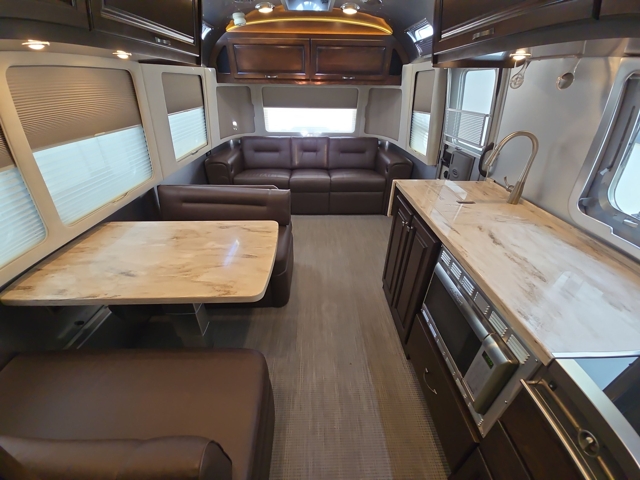 2018 Airstream Classic 30RB Queen — photo 3 of 8