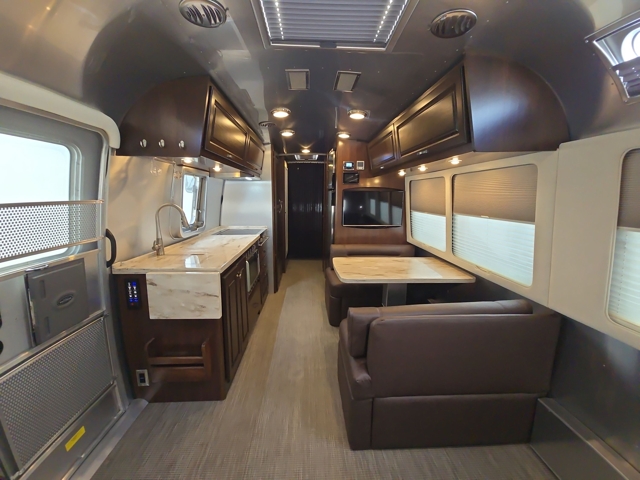 2018 Airstream Classic 30RB Queen — photo 4 of 8