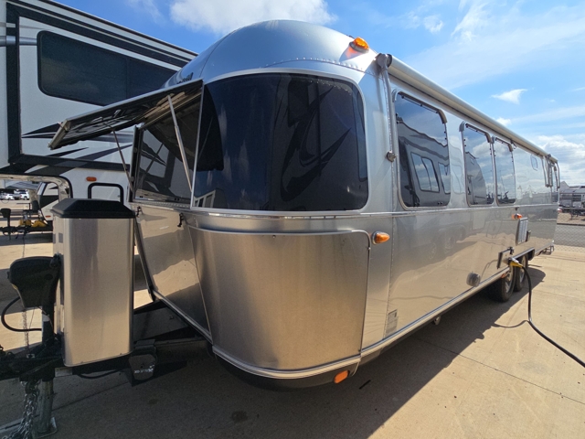 2018 Airstream Classic 30RB Queen — photo 7 of 8