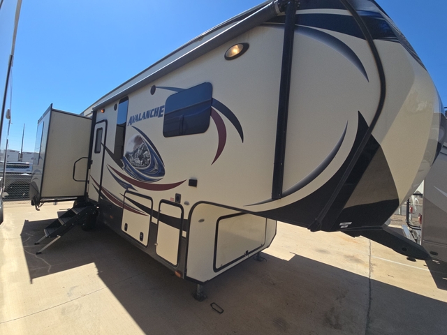 2015 Keystone Avalanche 295RL — photo 5 of 7
