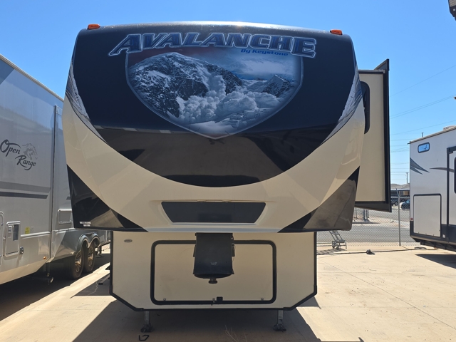2015 Keystone Avalanche 295RL — photo 4 of 7