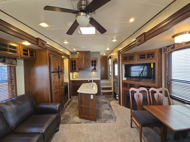 2015 Keystone Avalanche 295RL — photo 2 of 7