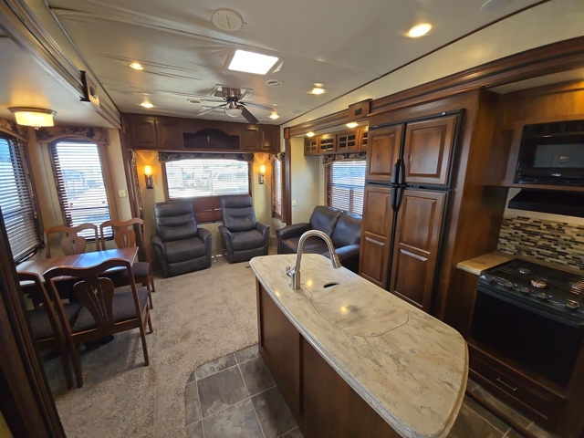 2015 Keystone Avalanche 295RL — photo 3 of 7