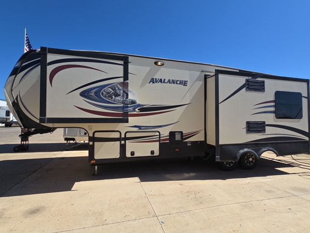 2015 Keystone Avalanche 295RL — photo 6 of 7