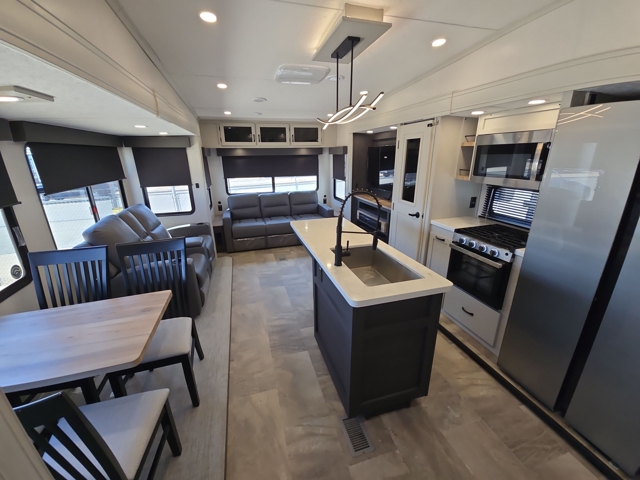 2025 Shasta Phoenix 336RL — photo 2 of 8